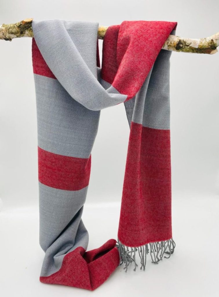Merinó gyapjú sál, piros-szürke kép 4