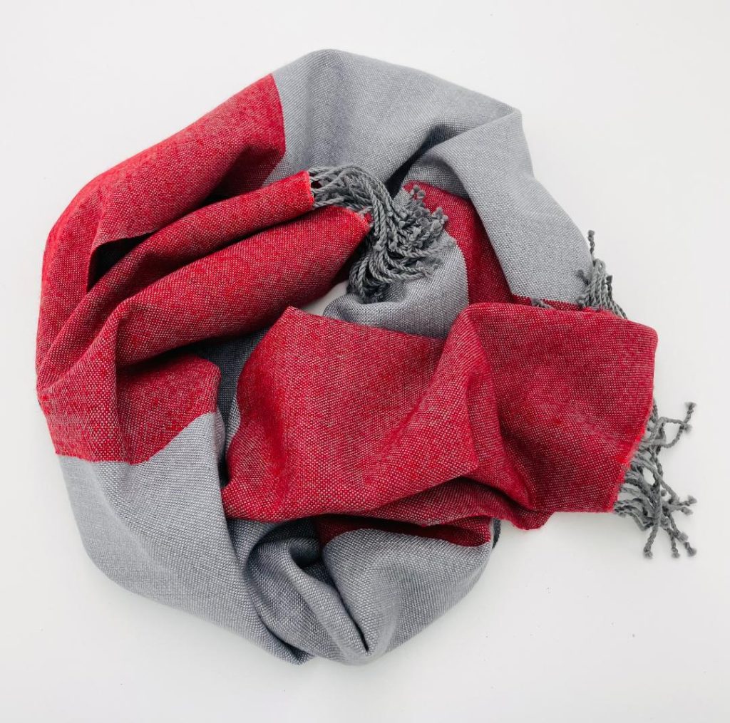 Merinó gyapjú sál, piros-szürke kép 5