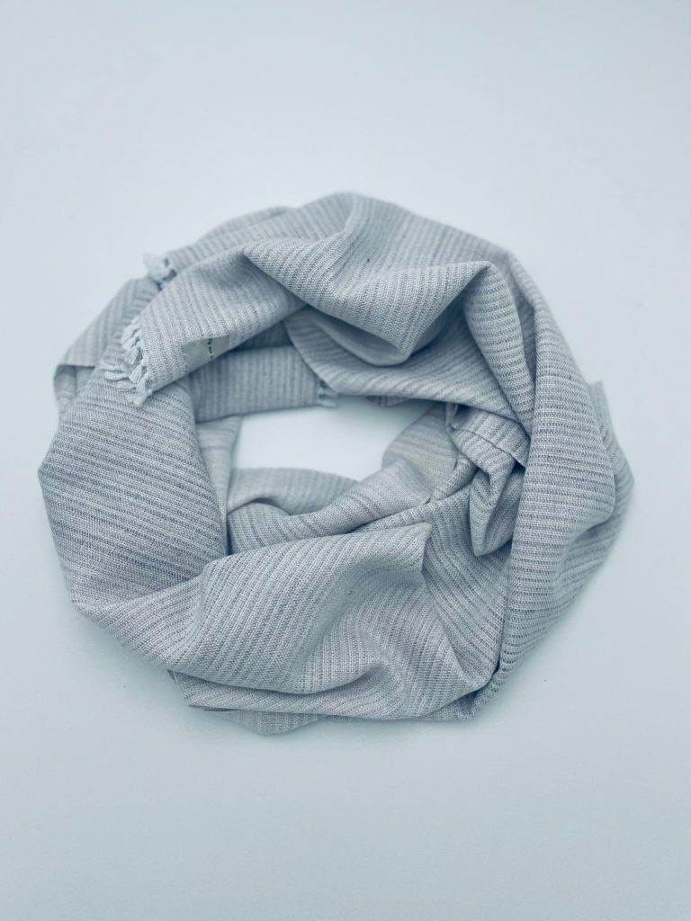 Szürkésfehér merinó-selyem sál kép 2