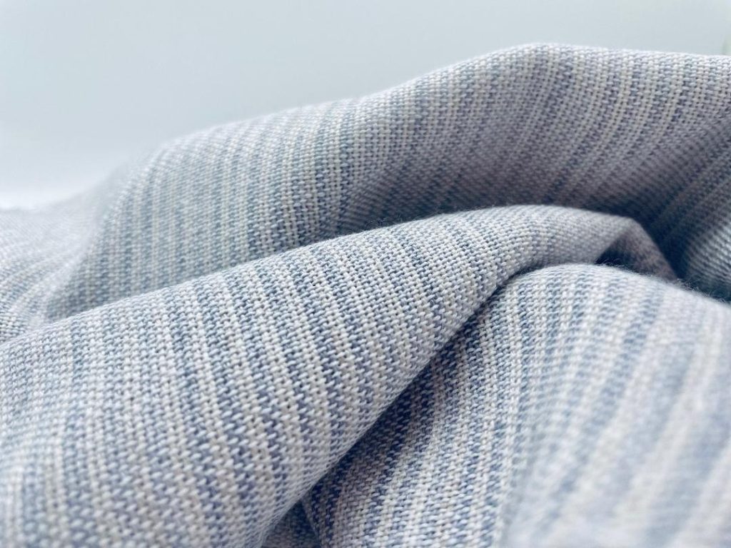 Szürkésfehér merinó-selyem sál kép 3